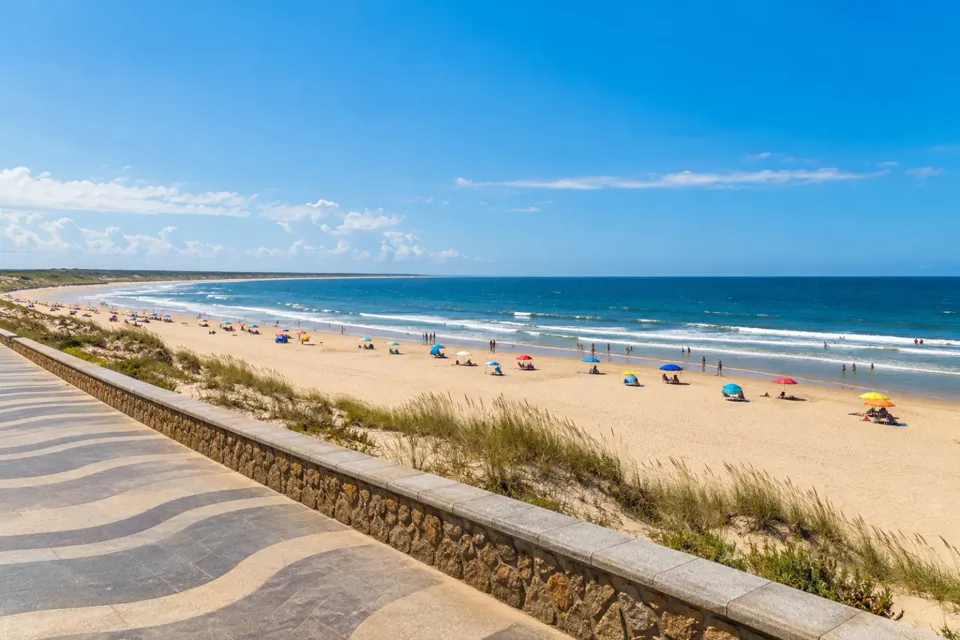 Rambla y playa de un balneario uruguayo en un día de verano